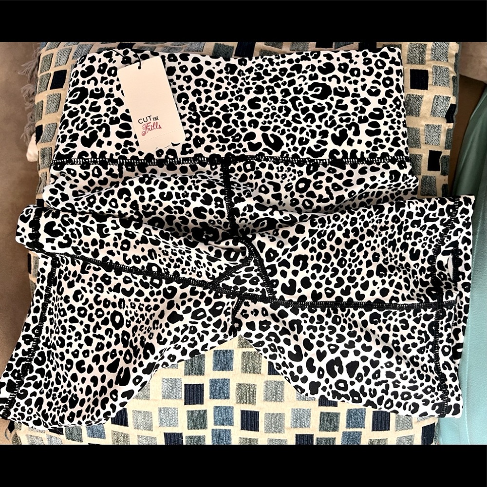 NWT Cut the Frills Women’s Athletic Shorts Size M White Leopard - Picture 8 of 11